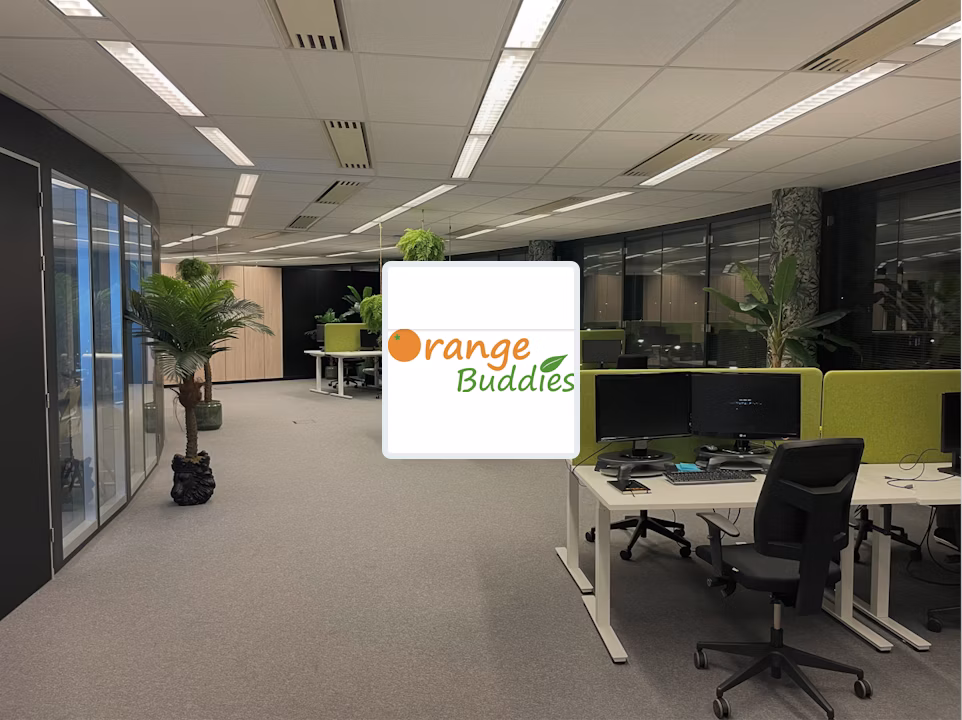 Logo OrangeBuddies met kantoor op achtergrond